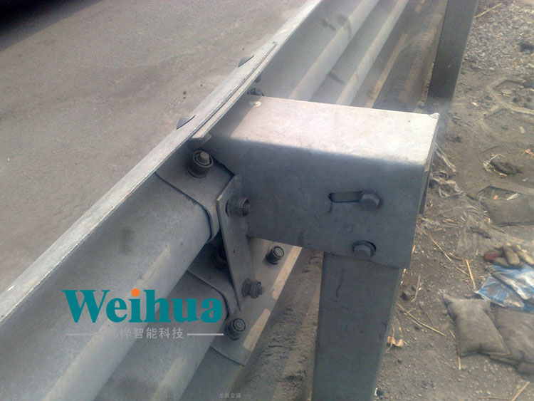 ?護(hù)欄板立柱分類以及公路護(hù)攔板立柱沖孔成型設(shè)備的特點